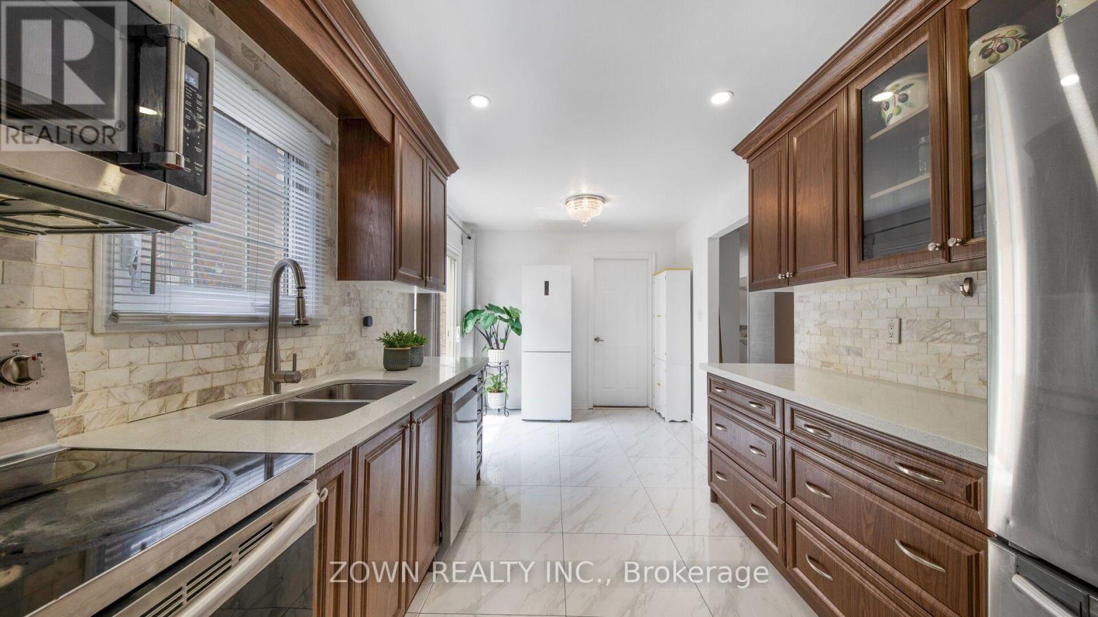 1542 Kirkrow Crescent, Mississauga, ON - Indoor Photo Showing Kitchen With Double Sink With Upgraded Kitchen