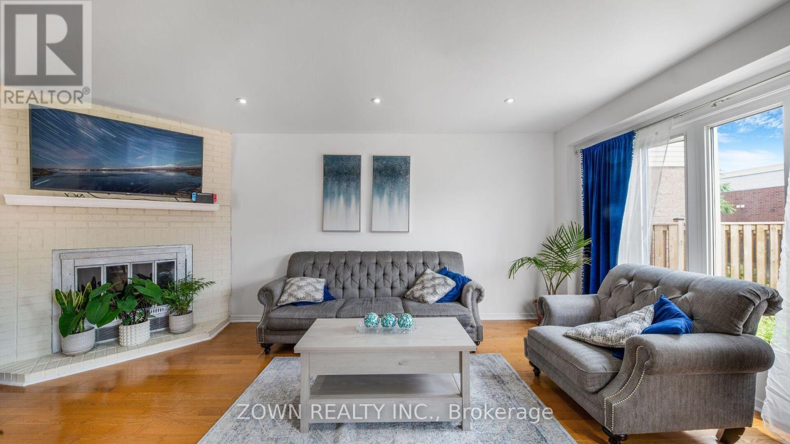 1542 Kirkrow Crescent, Mississauga, ON - Indoor Photo Showing Living Room With Fireplace