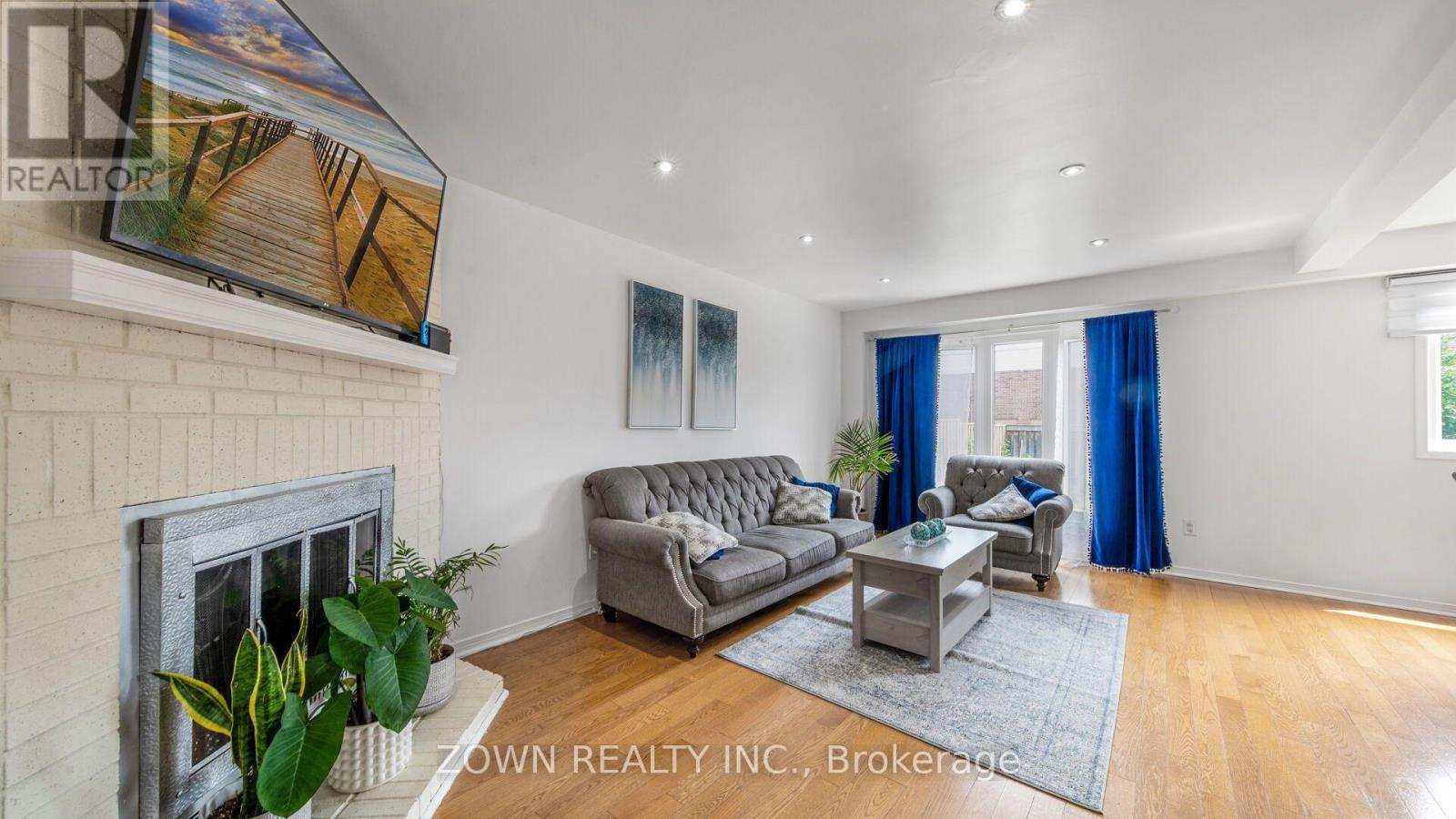 1542 Kirkrow Crescent, Mississauga, ON - Indoor Photo Showing Living Room With Fireplace