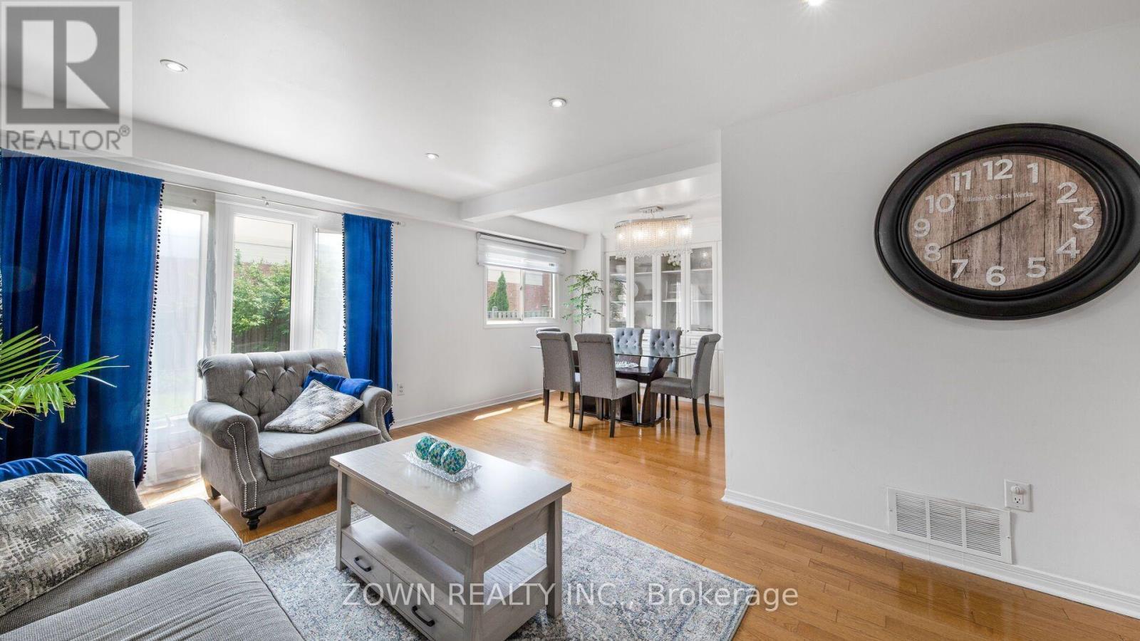 1542 Kirkrow Crescent, Mississauga, ON - Indoor Photo Showing Living Room