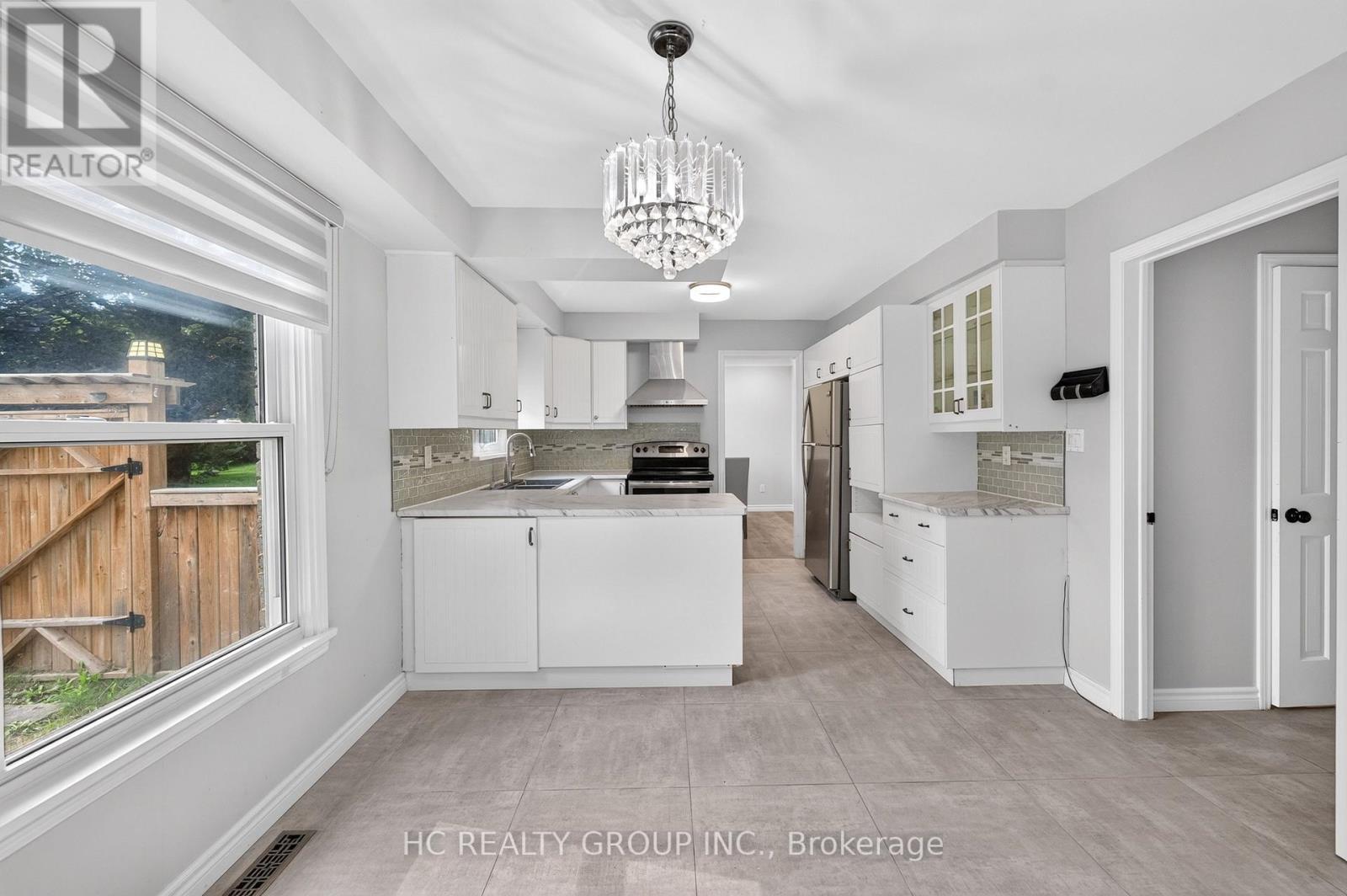 22 Fireside Drive, Hamilton, ON - Indoor Photo Showing Kitchen