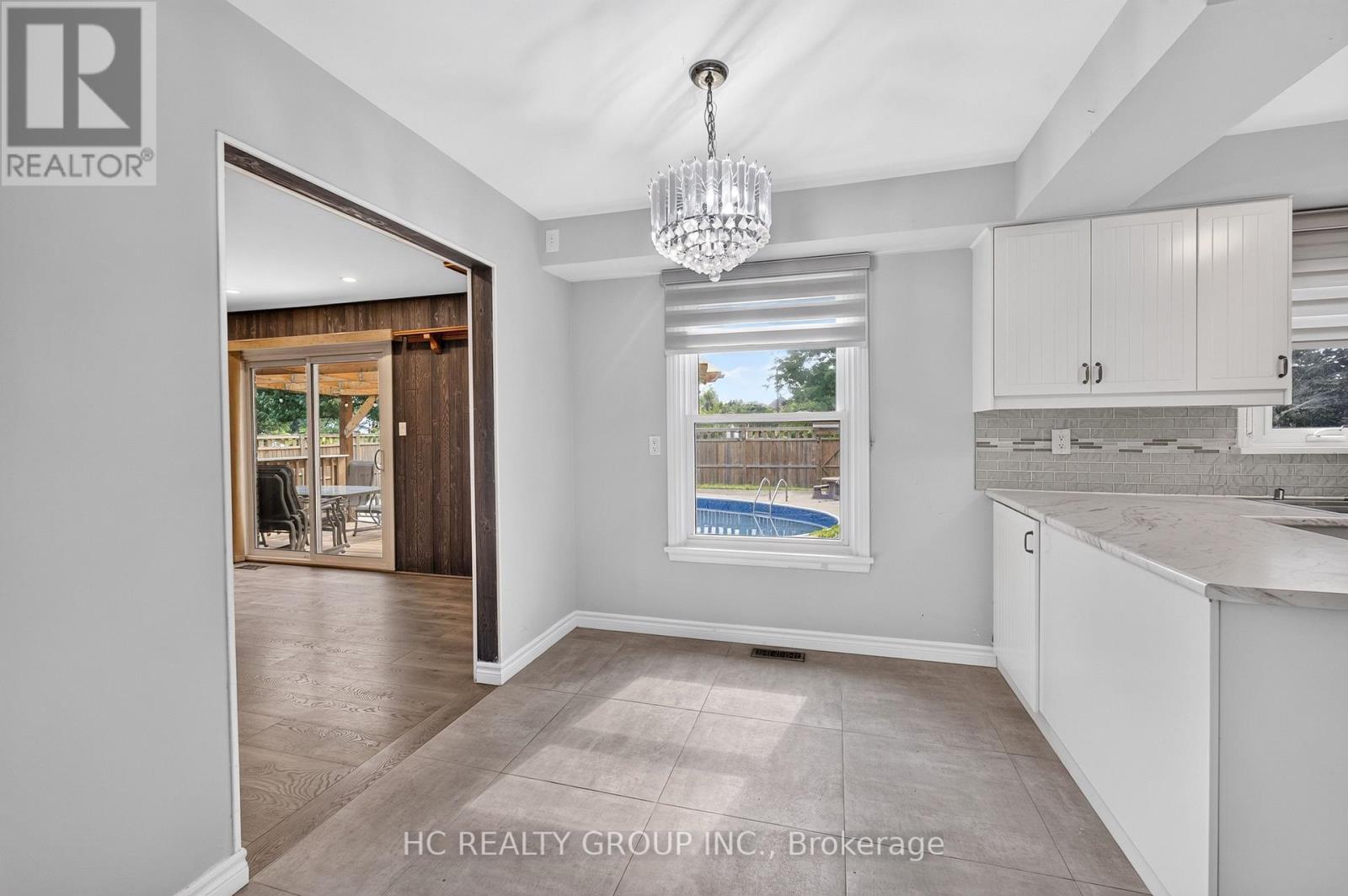 22 Fireside Drive, Hamilton, ON - Indoor Photo Showing Kitchen