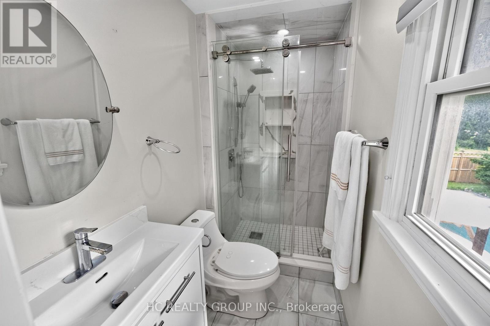 22 Fireside Drive, Hamilton, ON - Indoor Photo Showing Bathroom