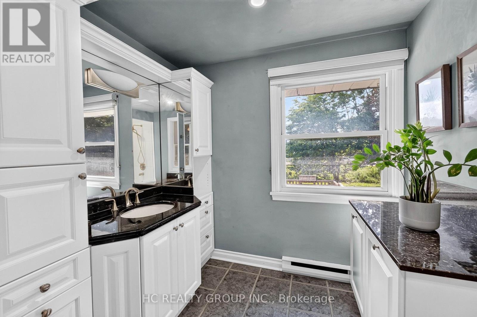 22 Fireside Drive, Hamilton, ON - Indoor Photo Showing Bathroom