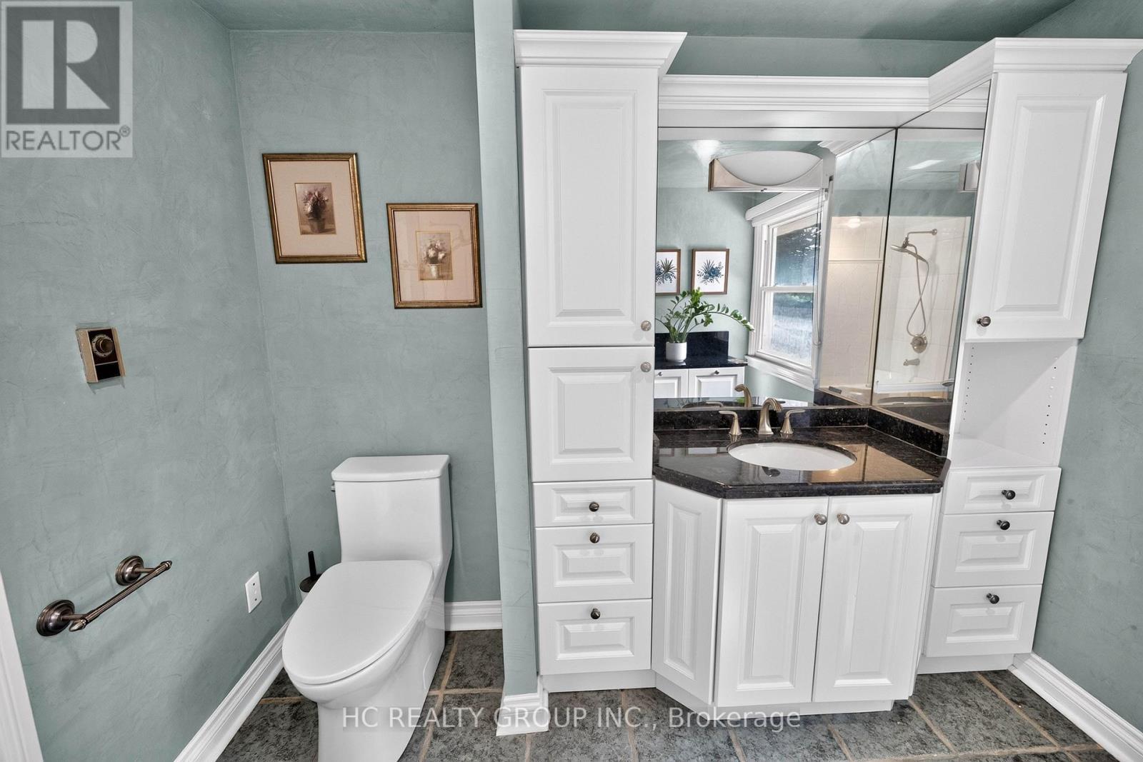 22 Fireside Drive, Hamilton, ON - Indoor Photo Showing Bathroom