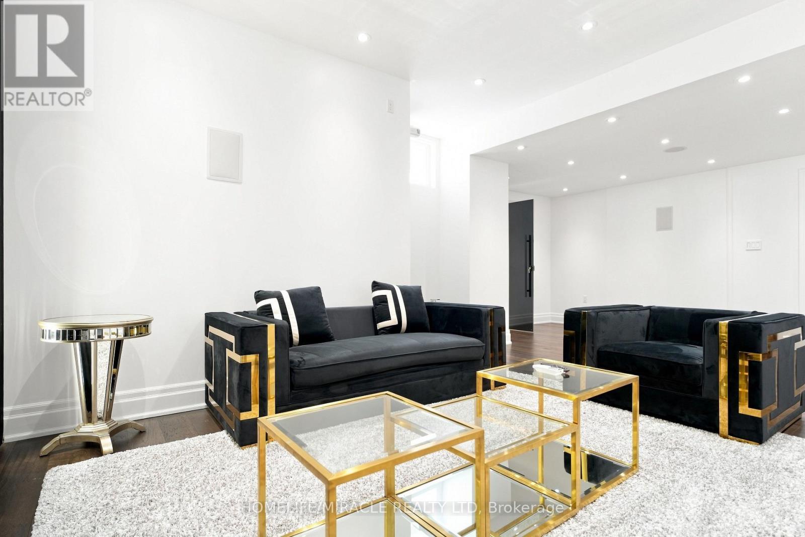 6 Stokes Drive, King, ON - Indoor Photo Showing Living Room