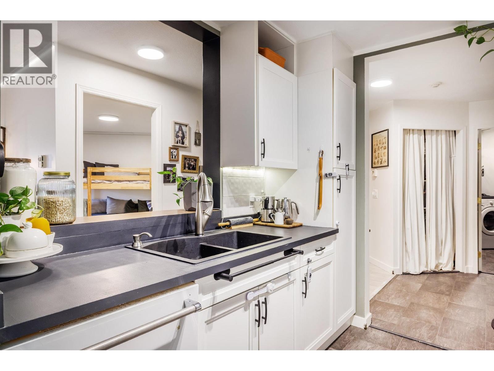 709 Houghton Road Unit# 315, Kelowna, BC - Indoor Photo Showing Kitchen With Double Sink