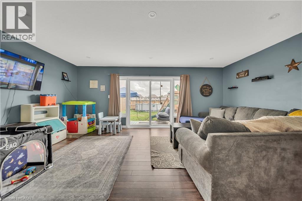 1450 Caen Avenue, Woodstock, ON - Indoor Photo Showing Living Room