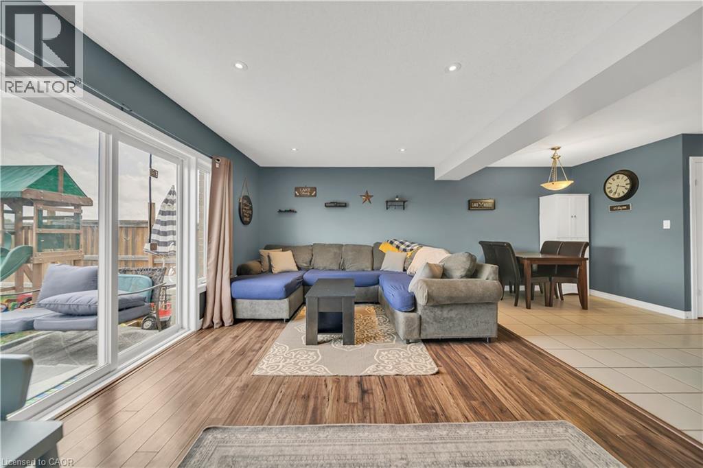 1450 Caen Avenue, Woodstock, ON - Indoor Photo Showing Living Room