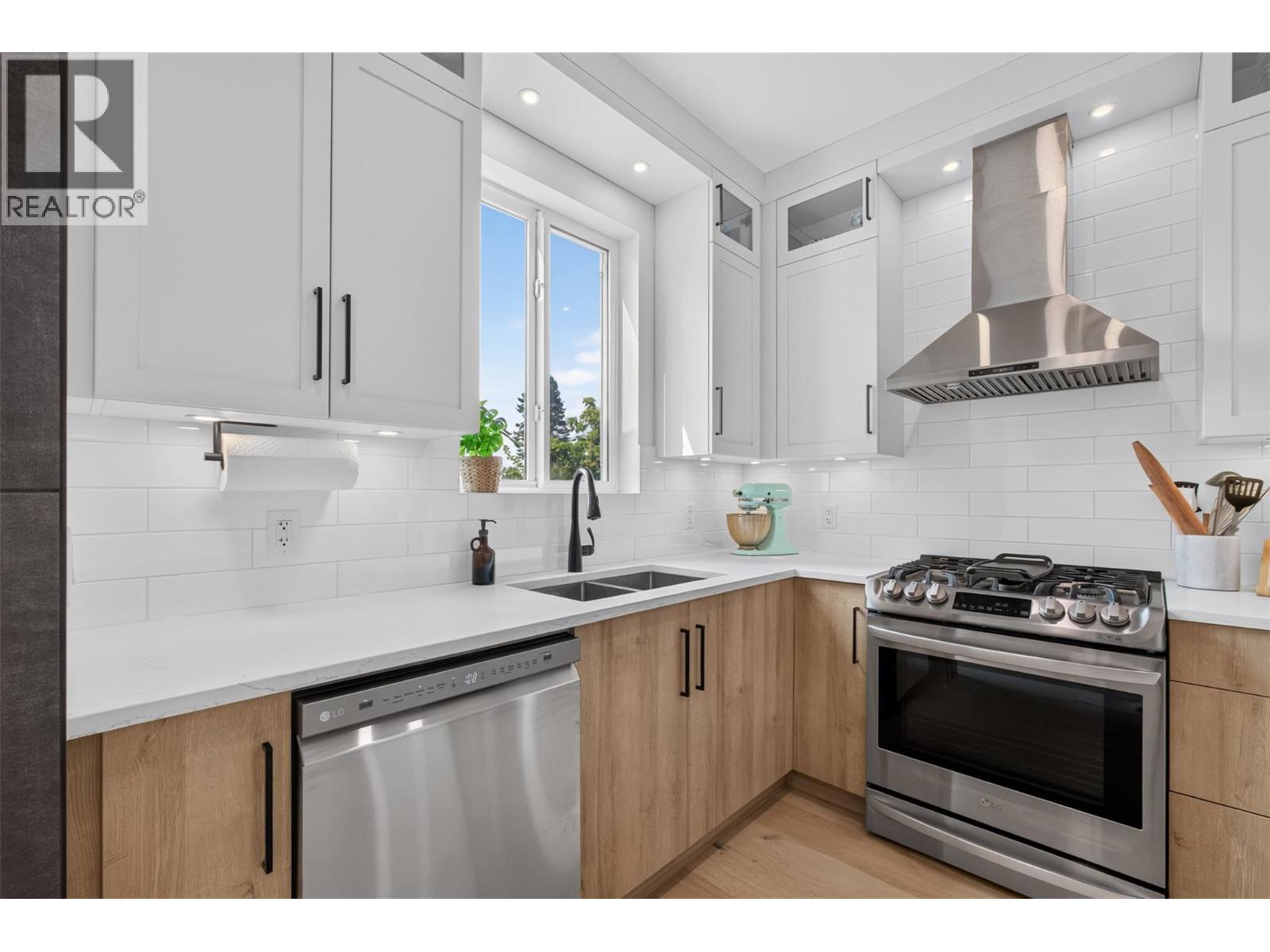 945 Borden Avenue Unit# 1, Kelowna, BC - Indoor Photo Showing Kitchen With Double Sink With Upgraded Kitchen