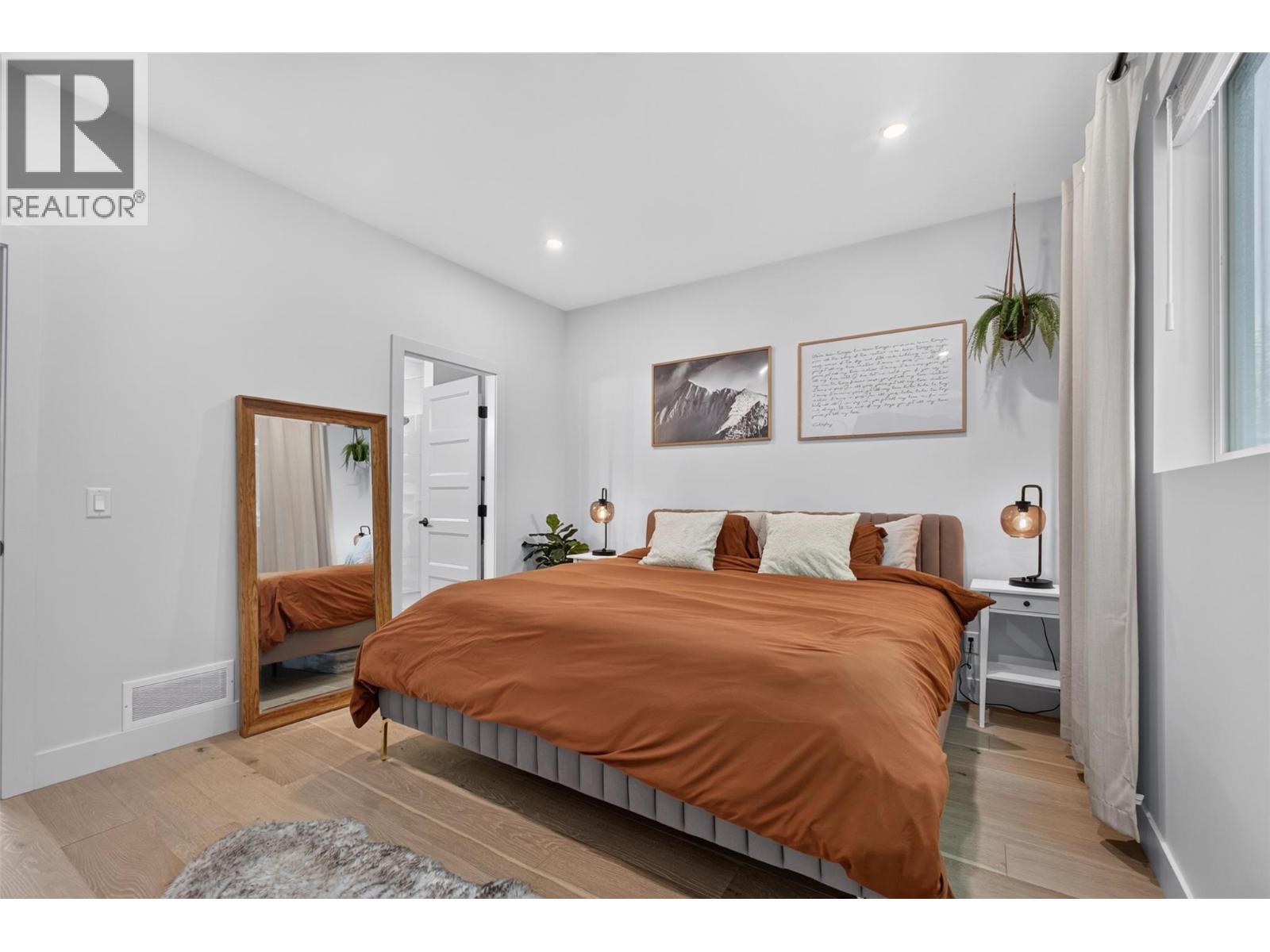 945 Borden Avenue Unit# 1, Kelowna, BC - Indoor Photo Showing Bedroom