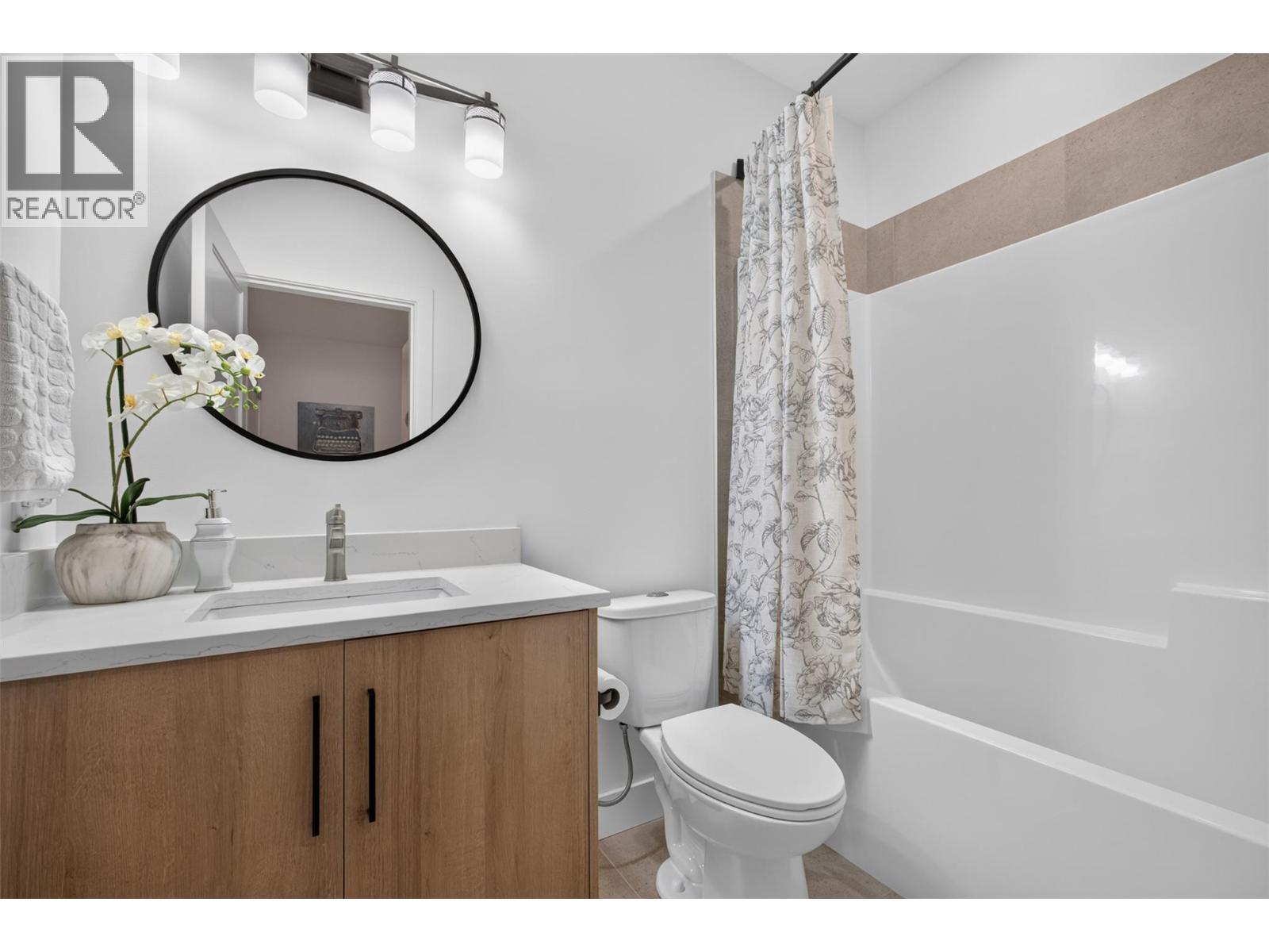 945 Borden Avenue Unit# 1, Kelowna, BC - Indoor Photo Showing Bathroom