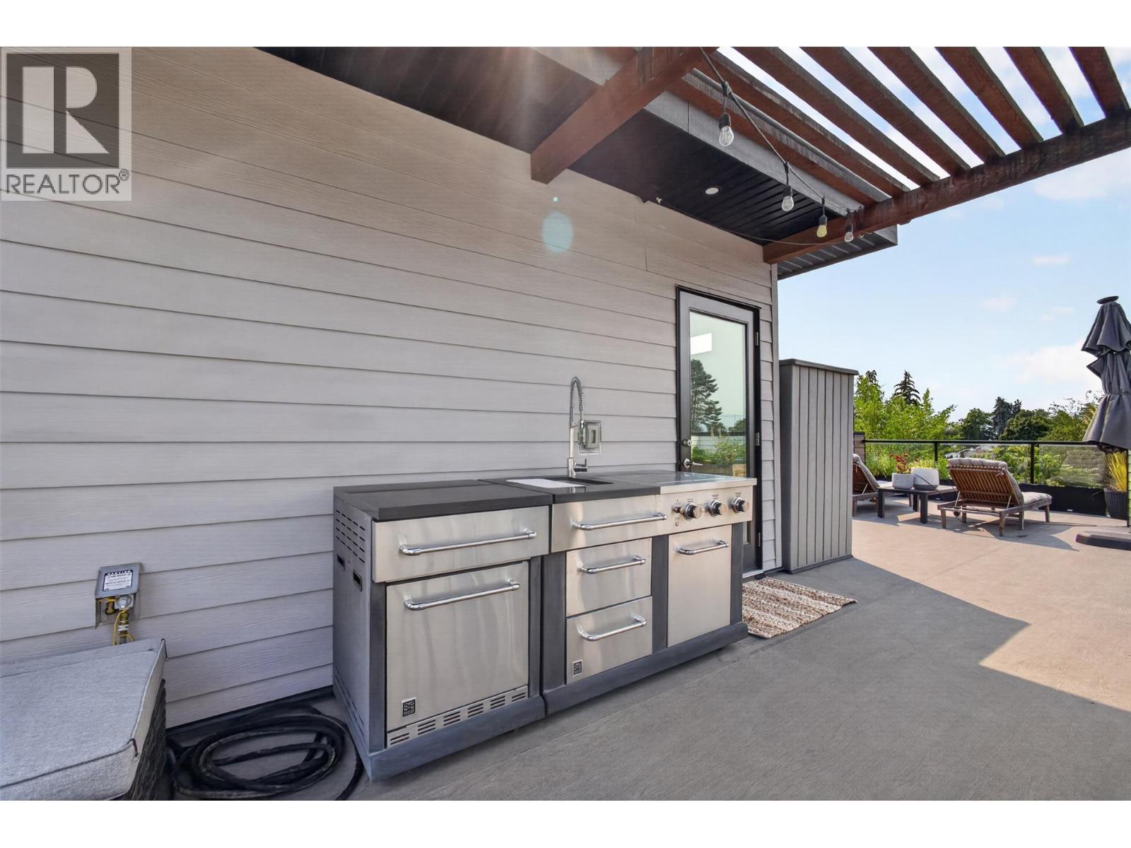 945 Borden Avenue Unit# 1, Kelowna, BC - Outdoor With Exterior