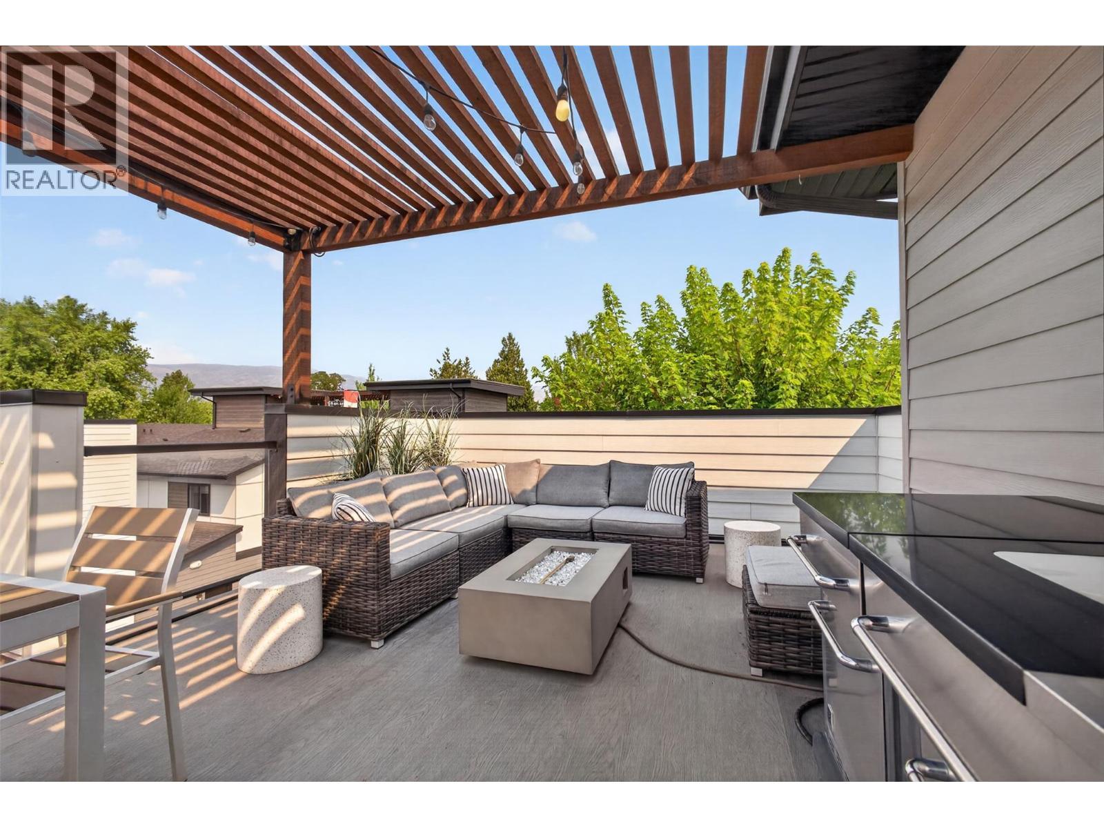945 Borden Avenue Unit# 1, Kelowna, BC - Outdoor With Deck Patio Veranda With Exterior