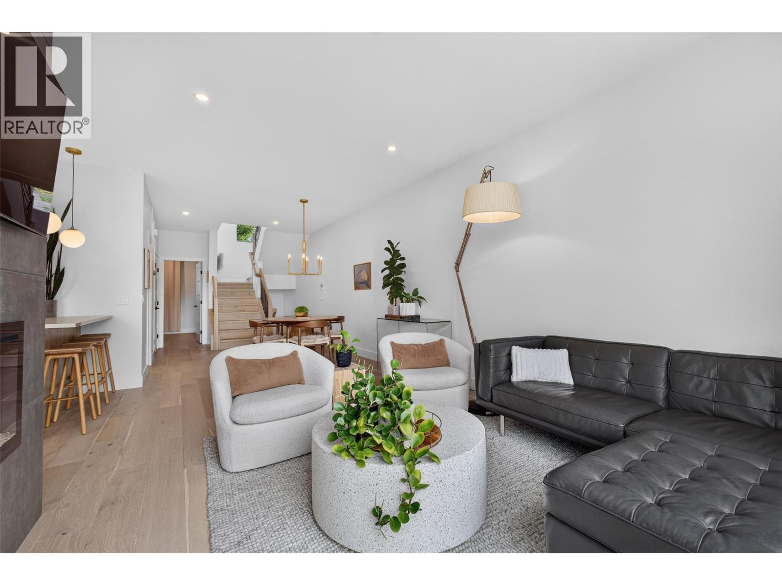 945 Borden Avenue Unit# 1, Kelowna, BC - Indoor Photo Showing Living Room