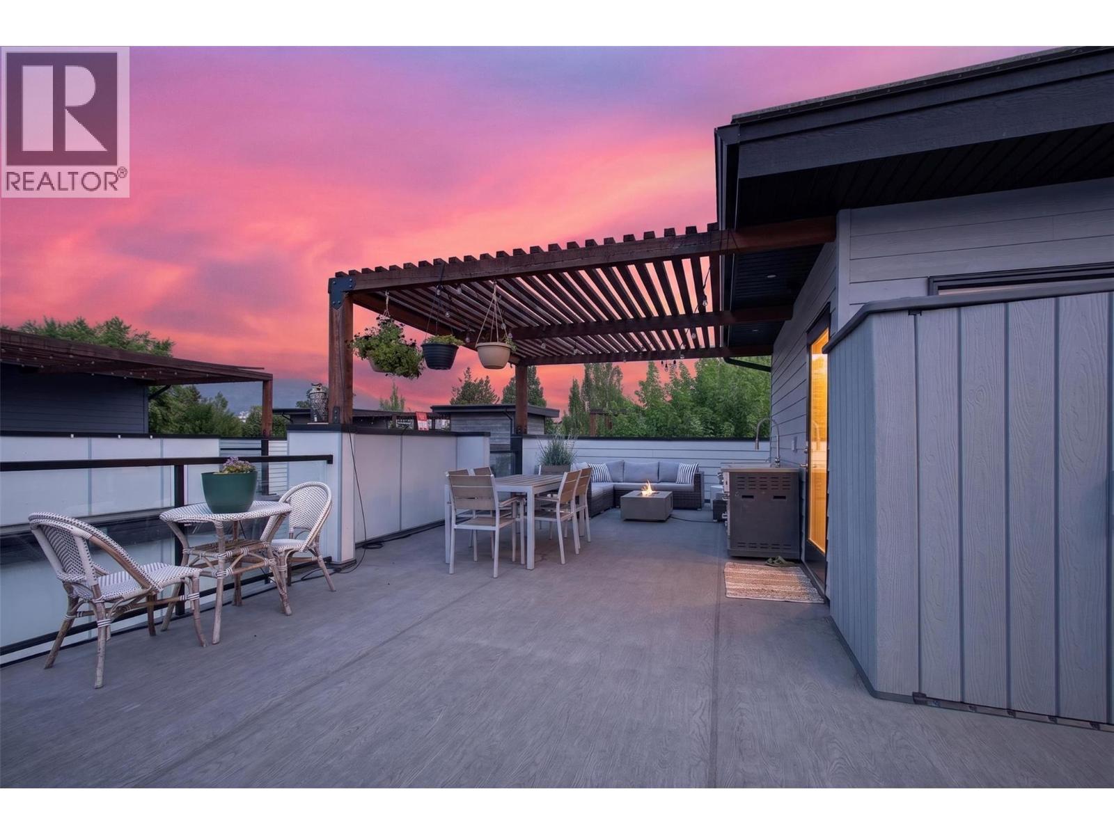 945 Borden Avenue Unit# 1, Kelowna, BC - Outdoor With Deck Patio Veranda With Exterior