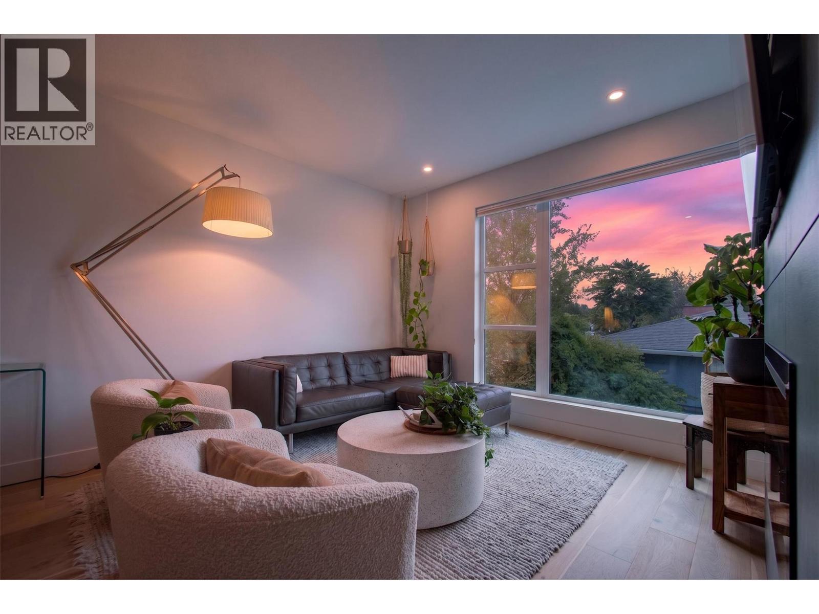 945 Borden Avenue Unit# 1, Kelowna, BC - Indoor Photo Showing Living Room