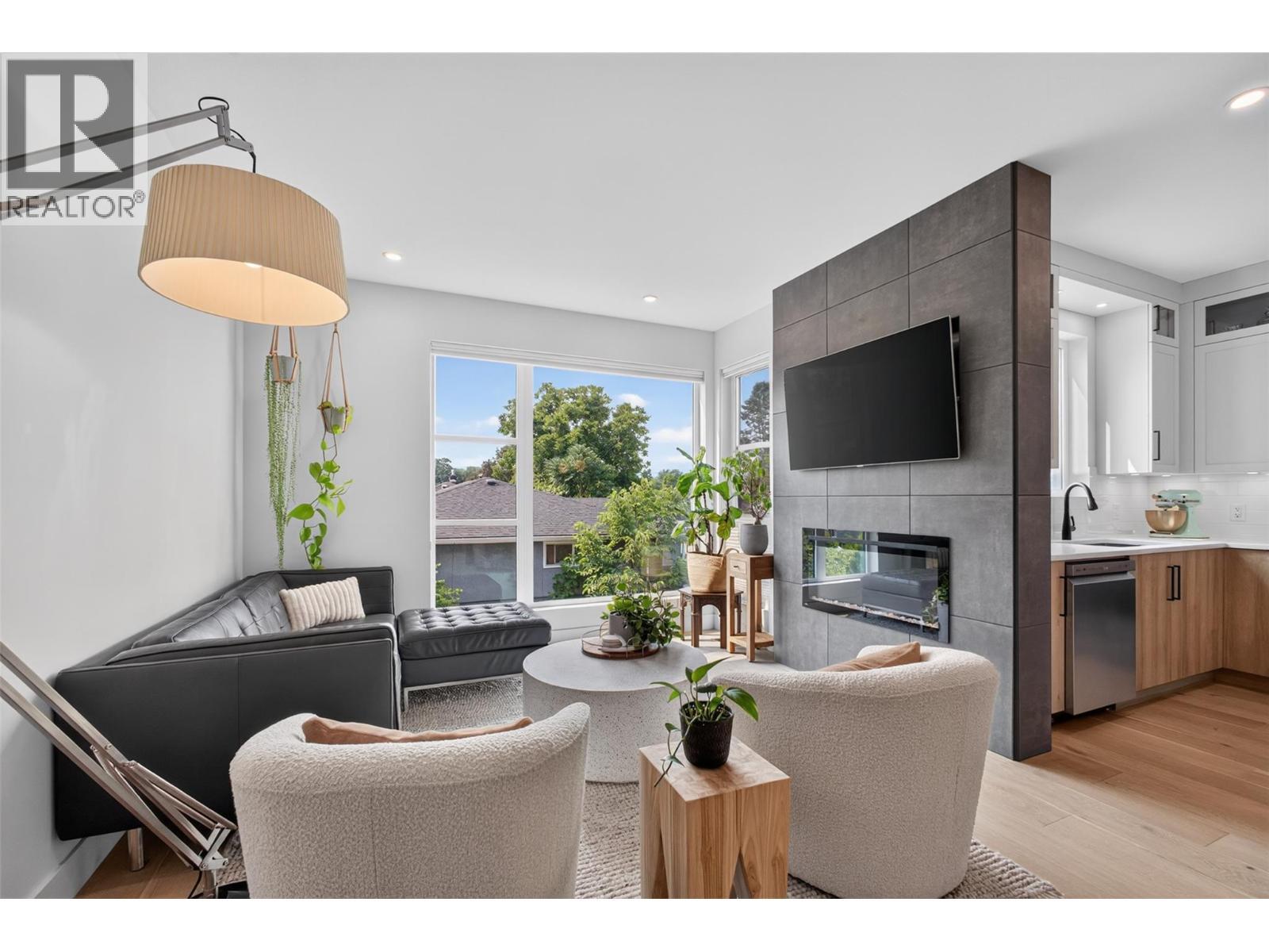 945 Borden Avenue Unit# 1, Kelowna, BC - Indoor Photo Showing Living Room With Fireplace