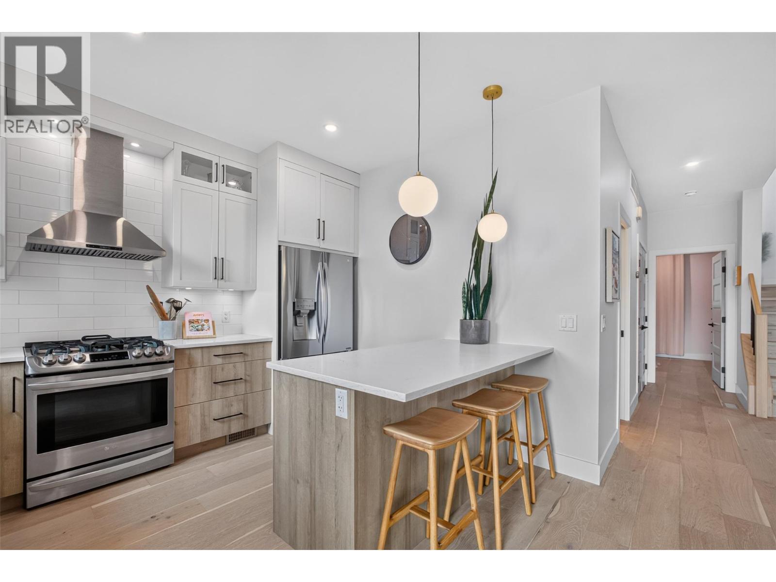 945 Borden Avenue Unit# 1, Kelowna, BC - Indoor Photo Showing Kitchen With Upgraded Kitchen