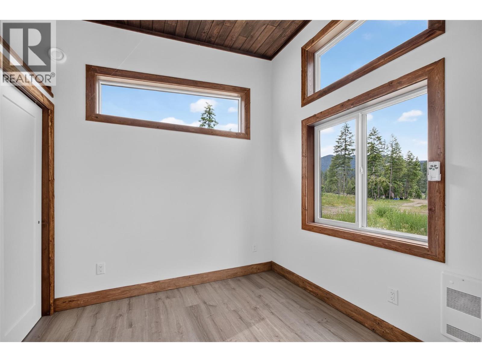 Primary bedroom - 5533 33 Highway Unit# 1, Beaverdell, BC