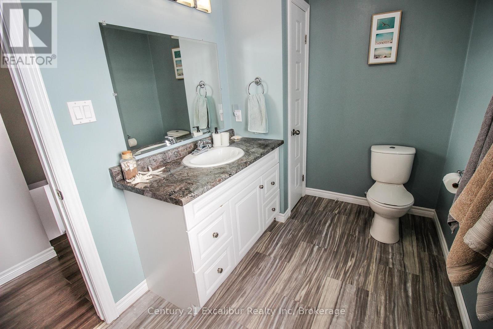 7104 Sixth Line Road W, Centre Wellington, ON - Indoor Photo Showing Bathroom