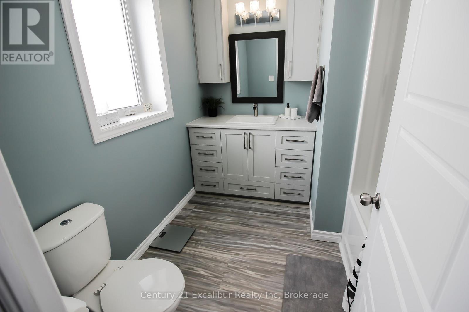 7104 Sixth Line Road W, Centre Wellington, ON - Indoor Photo Showing Bathroom