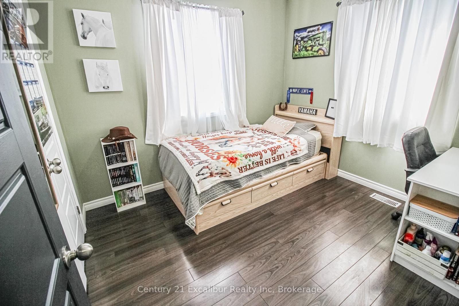 7104 Sixth Line Road W, Centre Wellington, ON - Indoor Photo Showing Bedroom