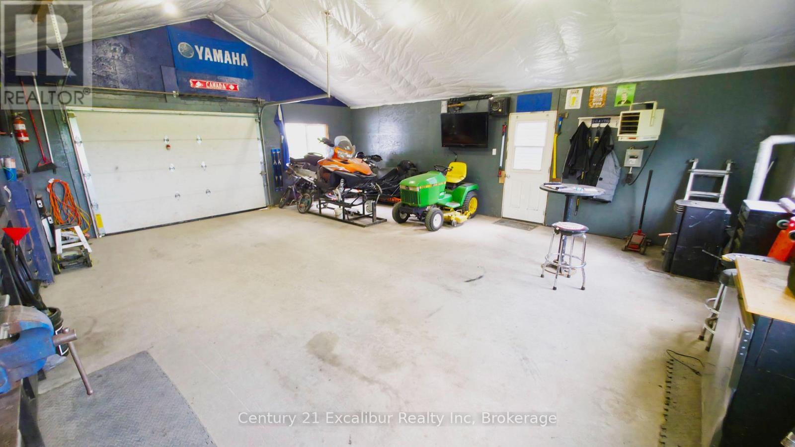 7104 Sixth Line Road W, Centre Wellington, ON - Indoor Photo Showing Garage