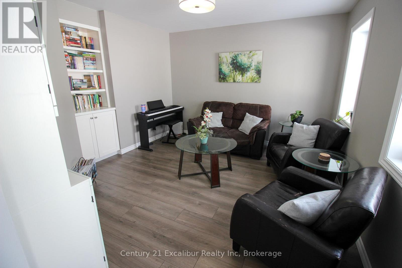7104 Sixth Line Road W, Centre Wellington, ON - Indoor Photo Showing Living Room