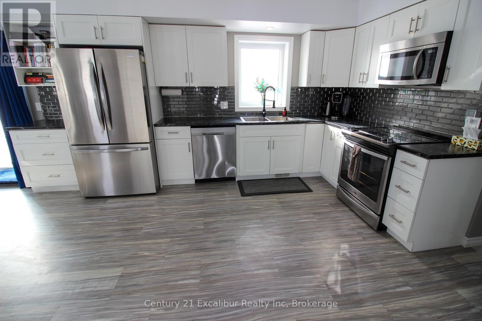 7104 Sixth Line Road W, Centre Wellington, ON - Indoor Photo Showing Kitchen With Double Sink With Upgraded Kitchen