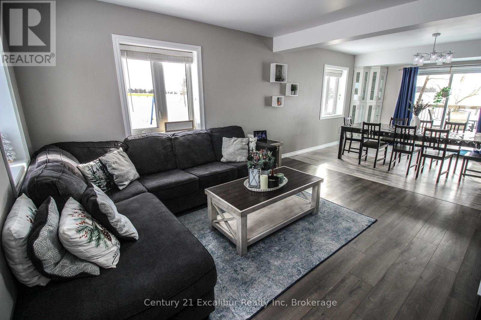 7104 Sixth Line Road W, Centre Wellington, ON - Indoor Photo Showing Living Room