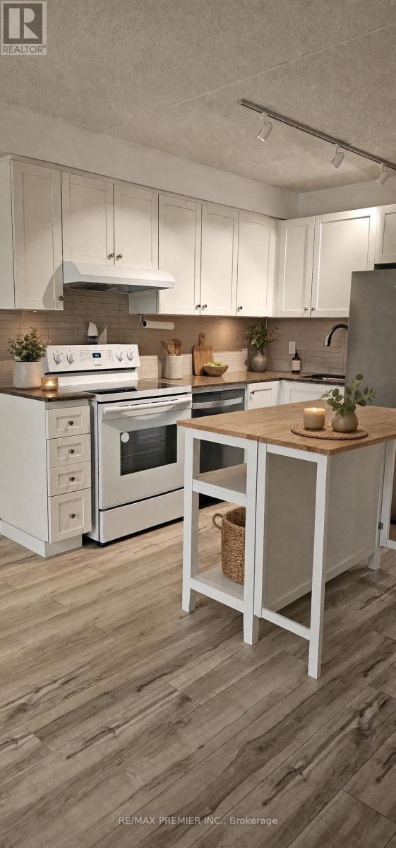 307 - 2737 Keele Street, Toronto, ON - Indoor Photo Showing Kitchen