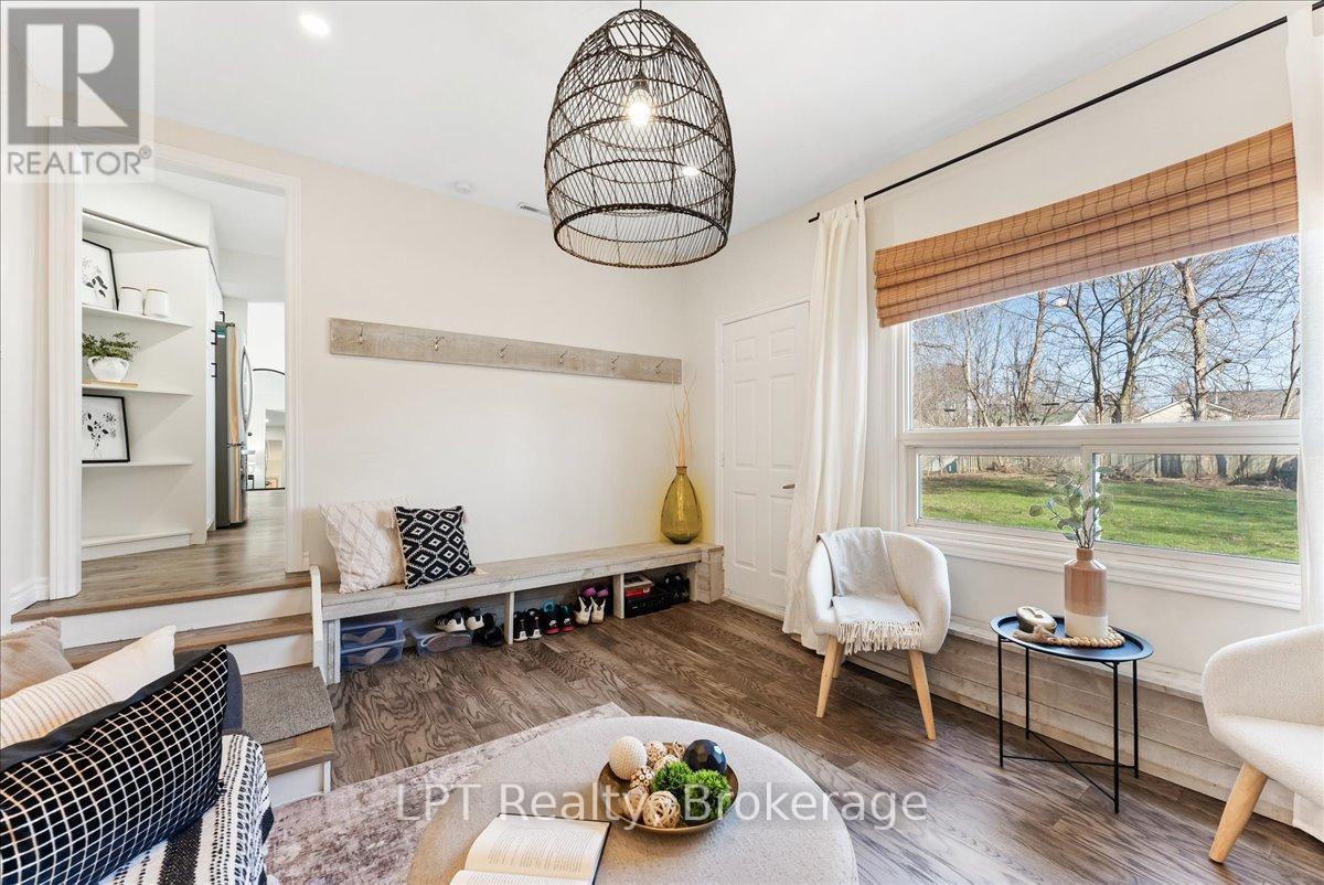 154 Beach Road, Georgina (Keswick North), ON - Indoor Photo Showing Living Room