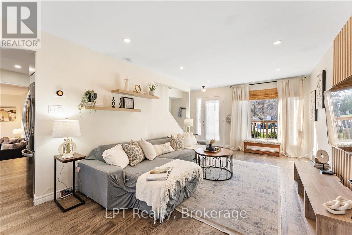 154 Beach Road, Georgina (Keswick North), ON - Indoor Photo Showing Living Room