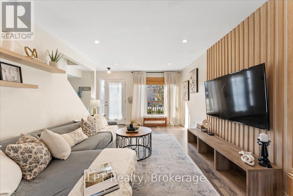154 Beach Road, Georgina (Keswick North), ON - Indoor Photo Showing Living Room