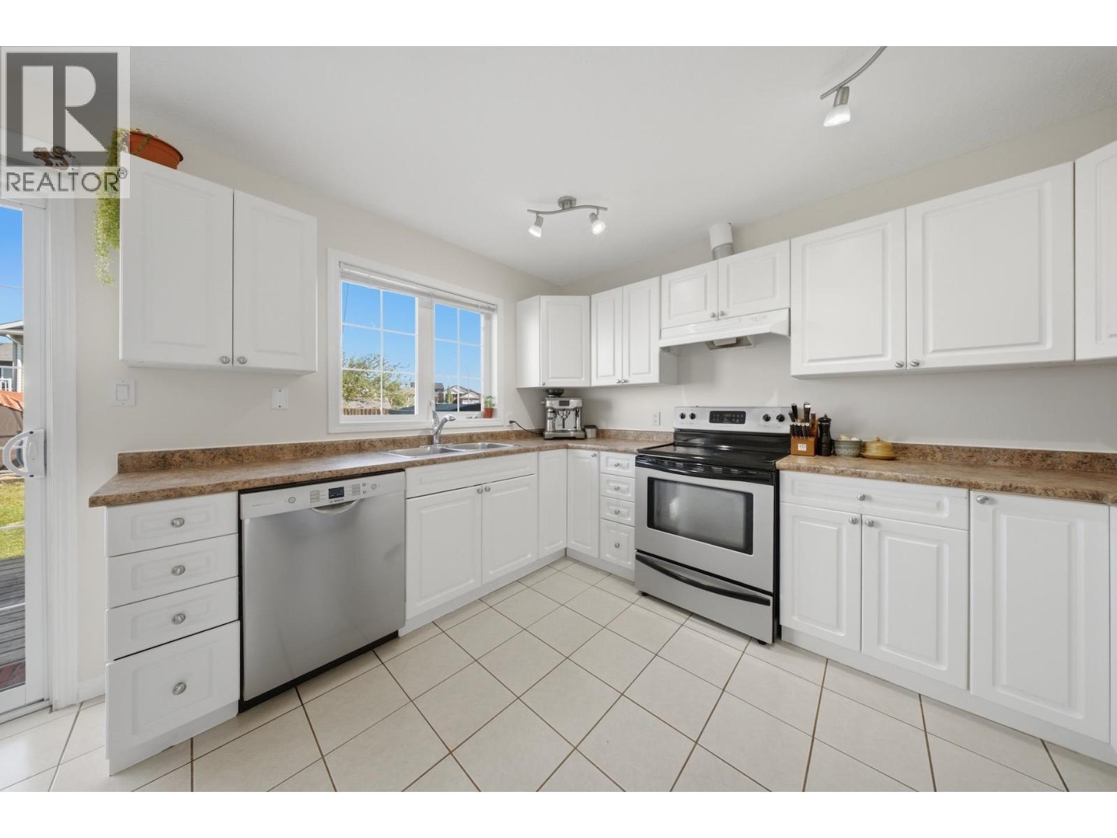 8406 86 Avenue, Fort St. John, BC - Indoor Photo Showing Kitchen With Stainless Steel Kitchen With Double Sink