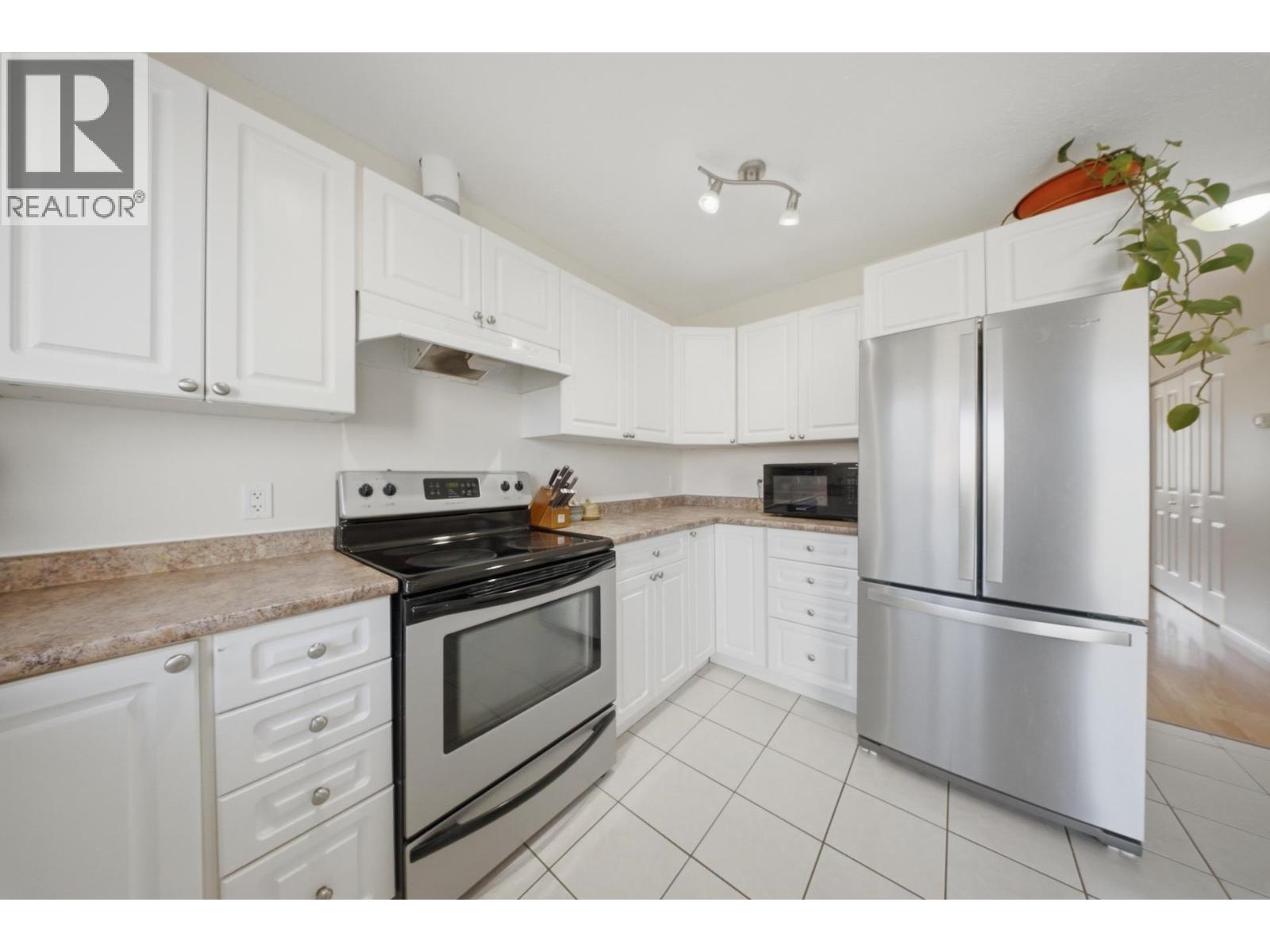 8406 86 Avenue, Fort St. John, BC - Indoor Photo Showing Kitchen With Stainless Steel Kitchen