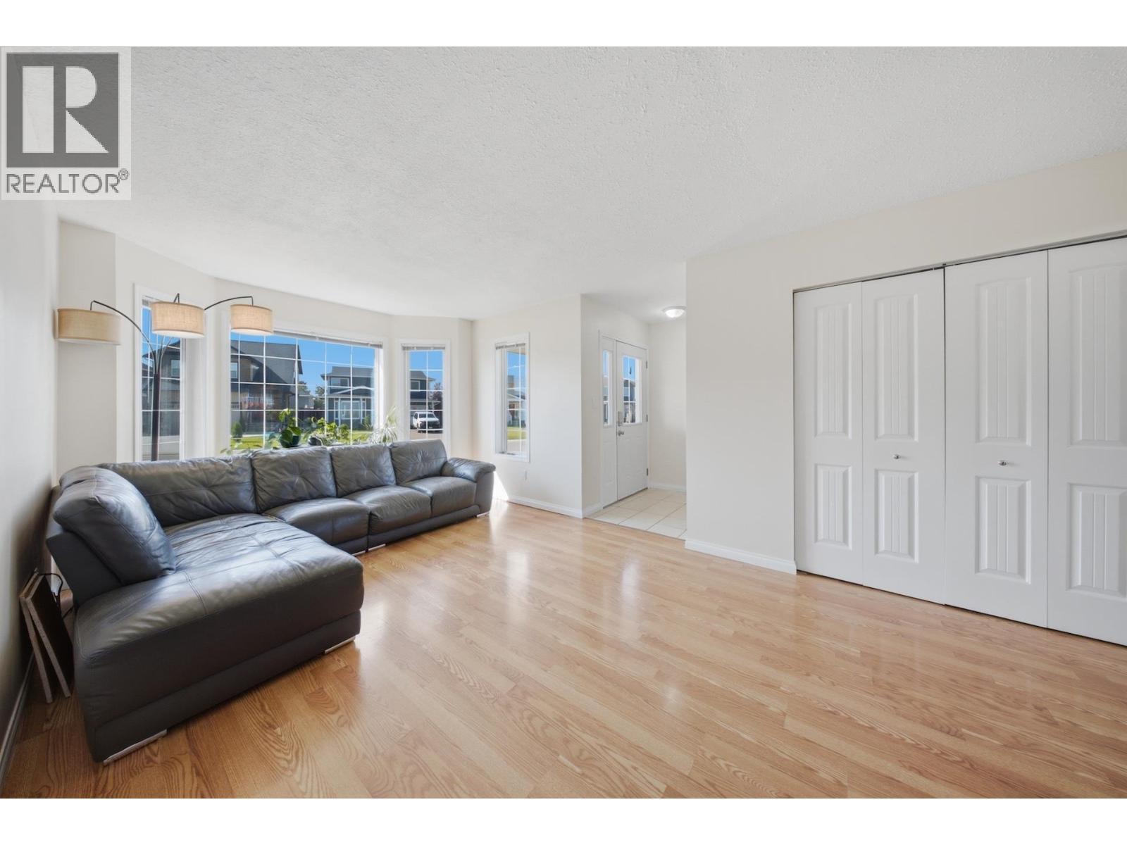 8406 86 Avenue, Fort St. John, BC - Indoor Photo Showing Living Room