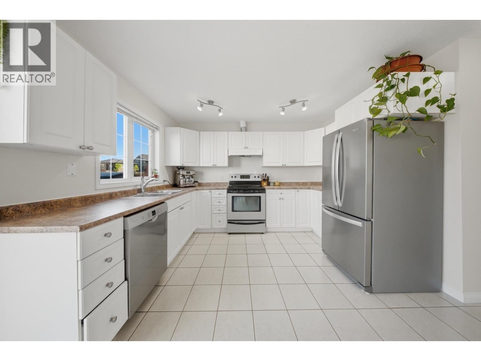 8406 86 Avenue, Fort St. John, BC - Indoor Photo Showing Kitchen With Stainless Steel Kitchen