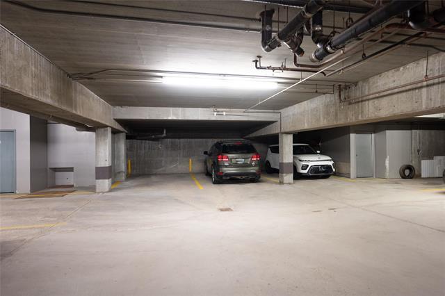201-85 Swindon Way, Winnipeg, MB - Indoor Photo Showing Garage