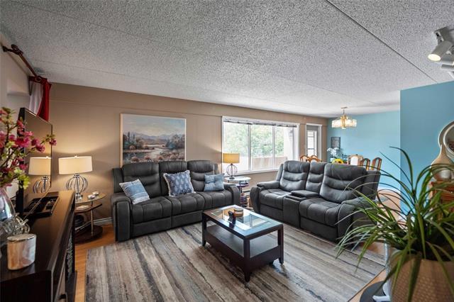 201-85 Swindon Way, Winnipeg, MB - Indoor Photo Showing Living Room