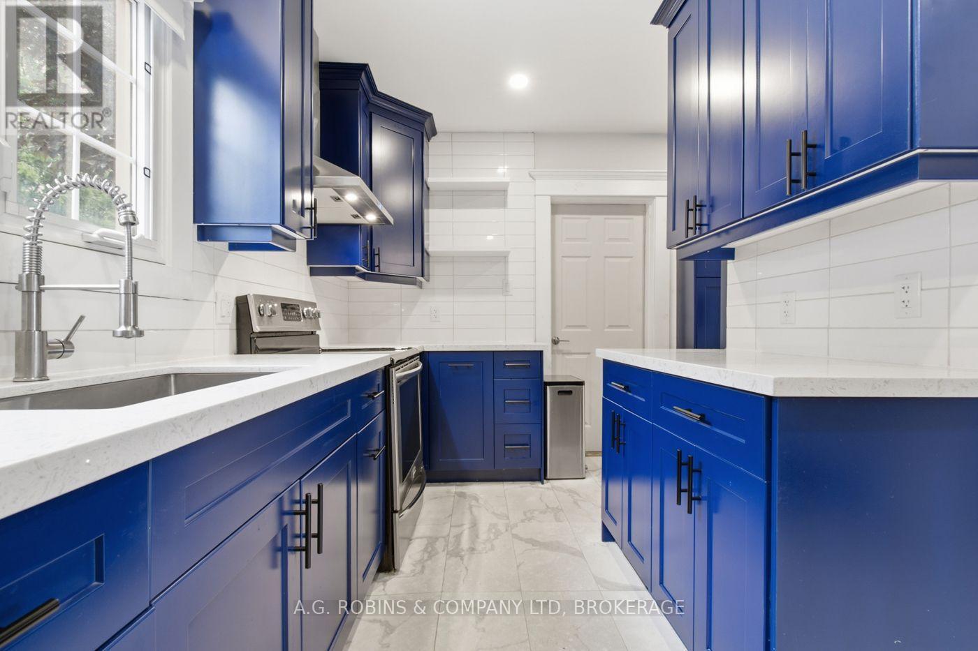6345 Barker Street, Niagara Falls (Dorchester), ON - Indoor Photo Showing Kitchen With Upgraded Kitchen