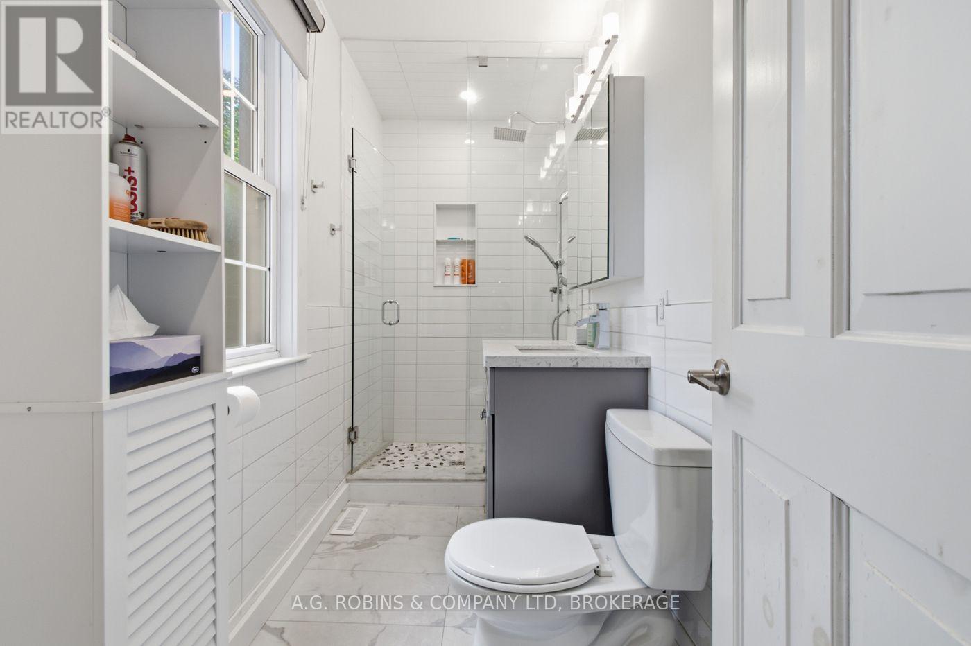 Updated Main Floor Bathroom - 6345 Barker Street, Niagara Falls (Dorchester), ON - Indoor Photo Showing Bathroom