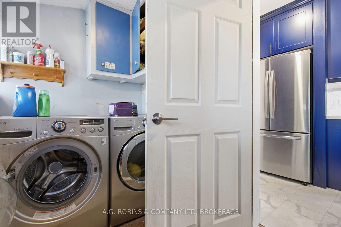 Mudroom/laundry off kitchen on the main floor - 6345 Barker Street, Niagara Falls (Dorchester), ON - Indoor Photo Showing Laundry Room