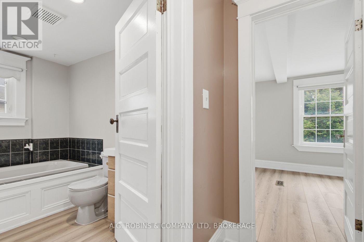 6345 Barker Street, Niagara Falls (Dorchester), ON - Indoor Photo Showing Bathroom
