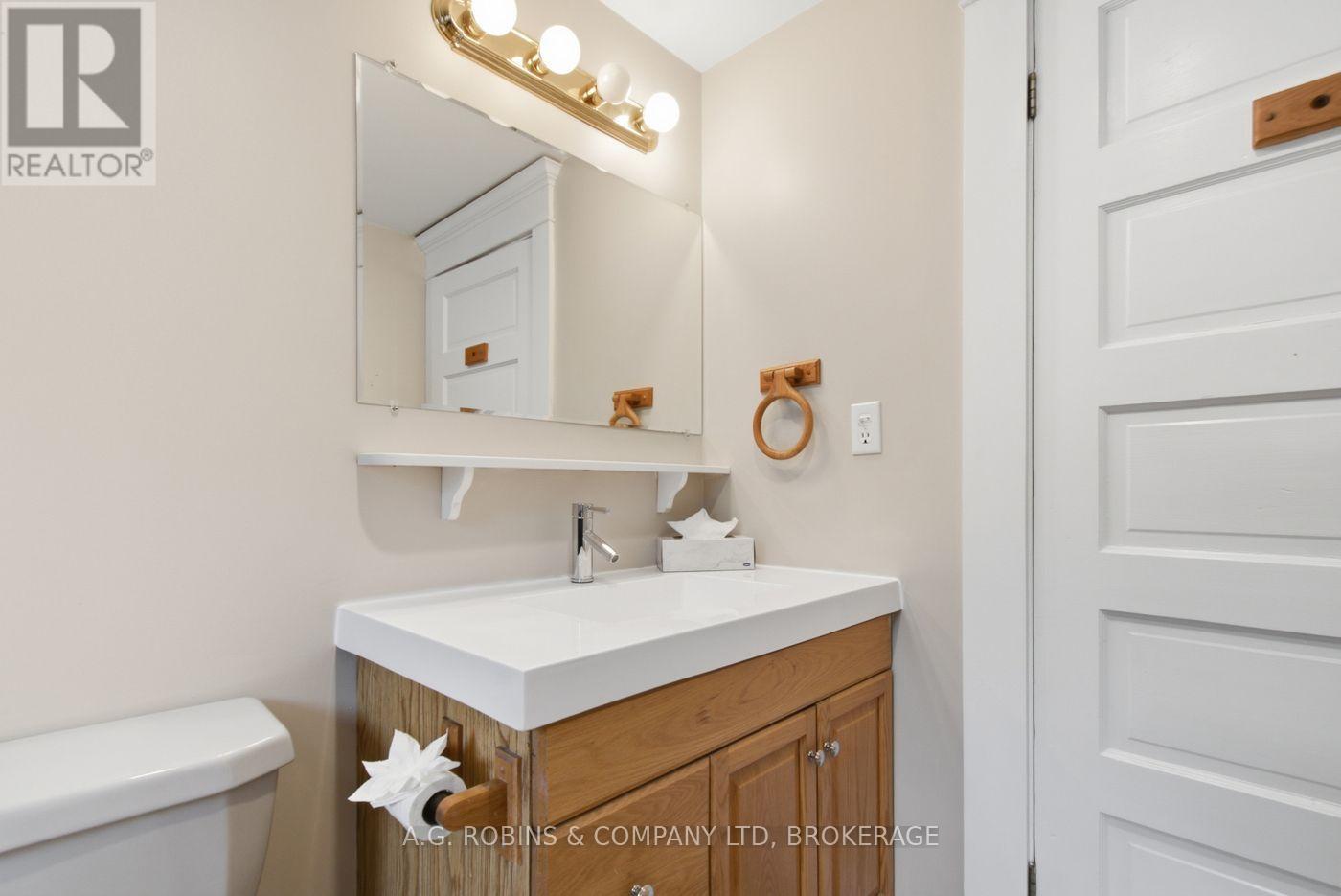 6345 Barker Street, Niagara Falls (Dorchester), ON - Indoor Photo Showing Bathroom
