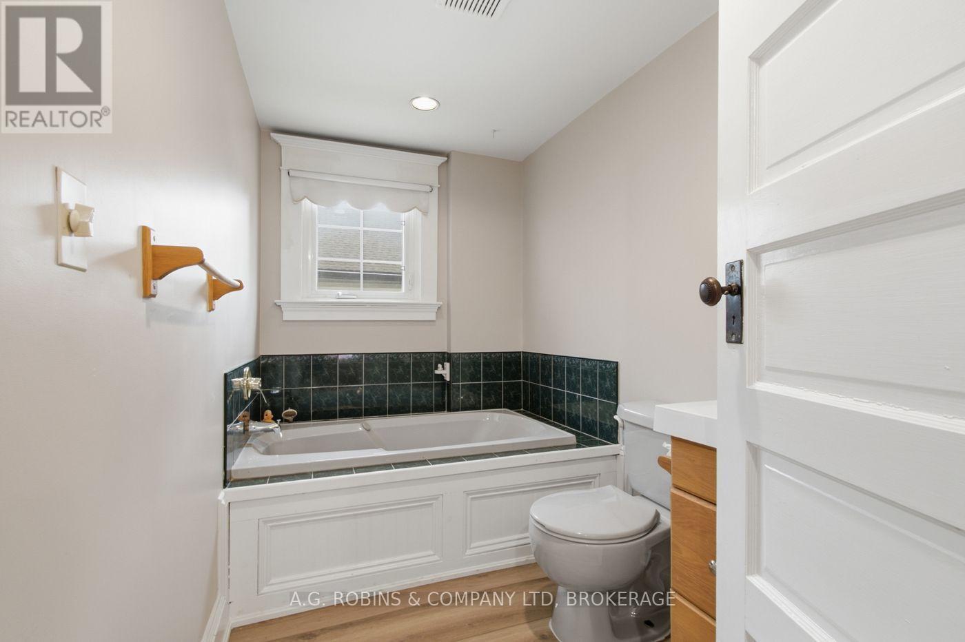 6345 Barker Street, Niagara Falls (Dorchester), ON - Indoor Photo Showing Bathroom