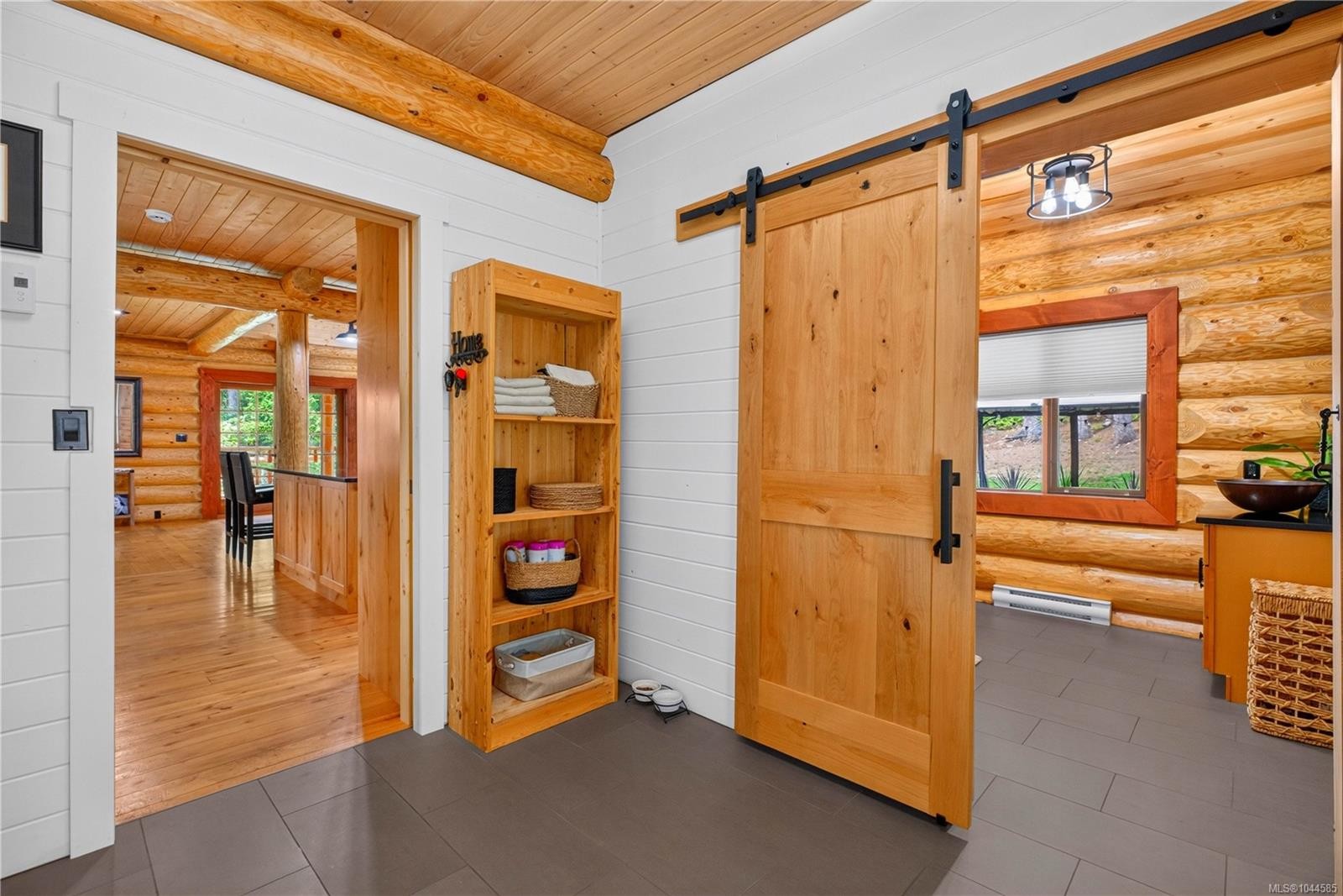 1258 Barr Dr, Merville, BC