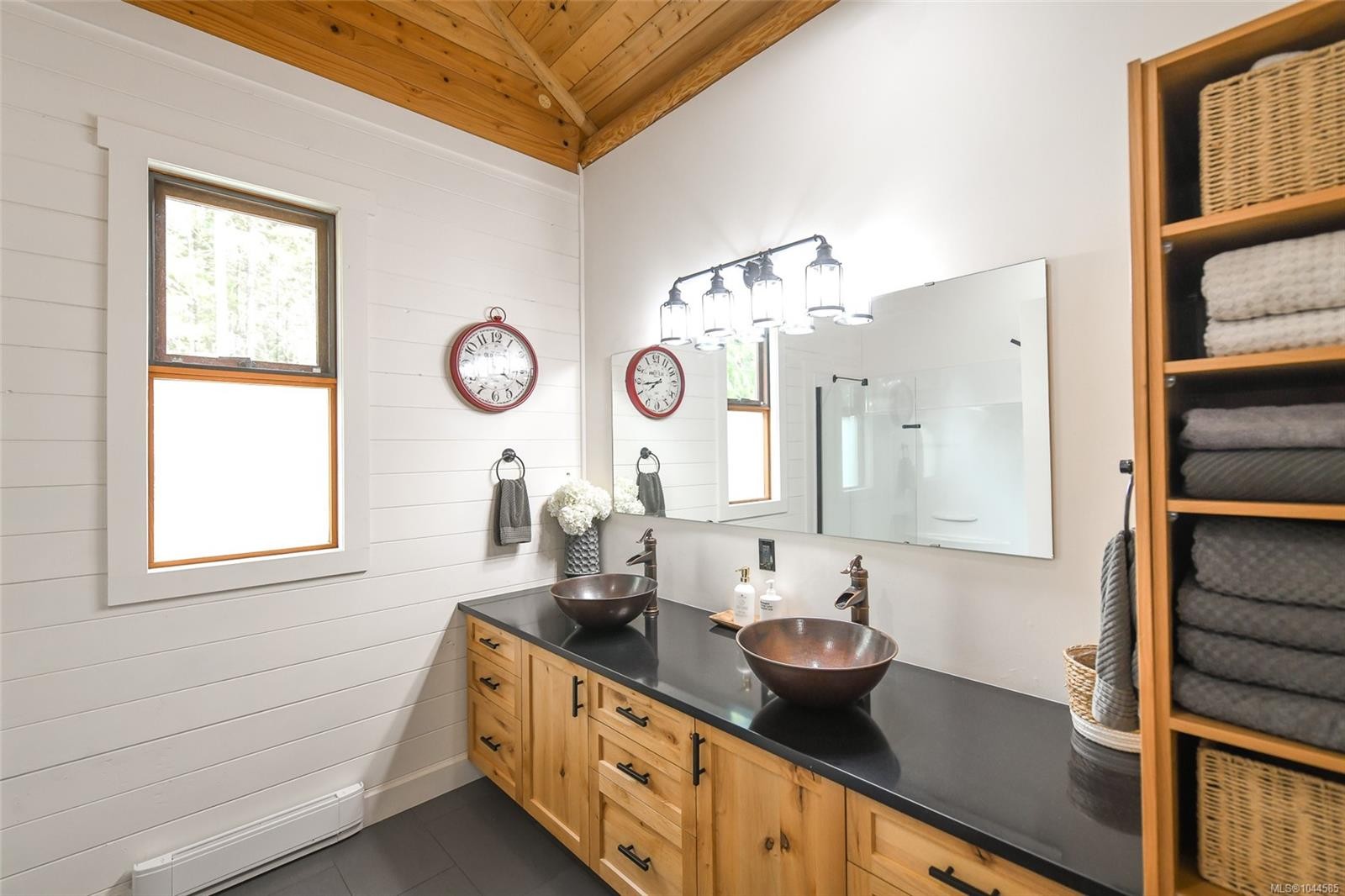 1258 Barr Dr, Merville, BC