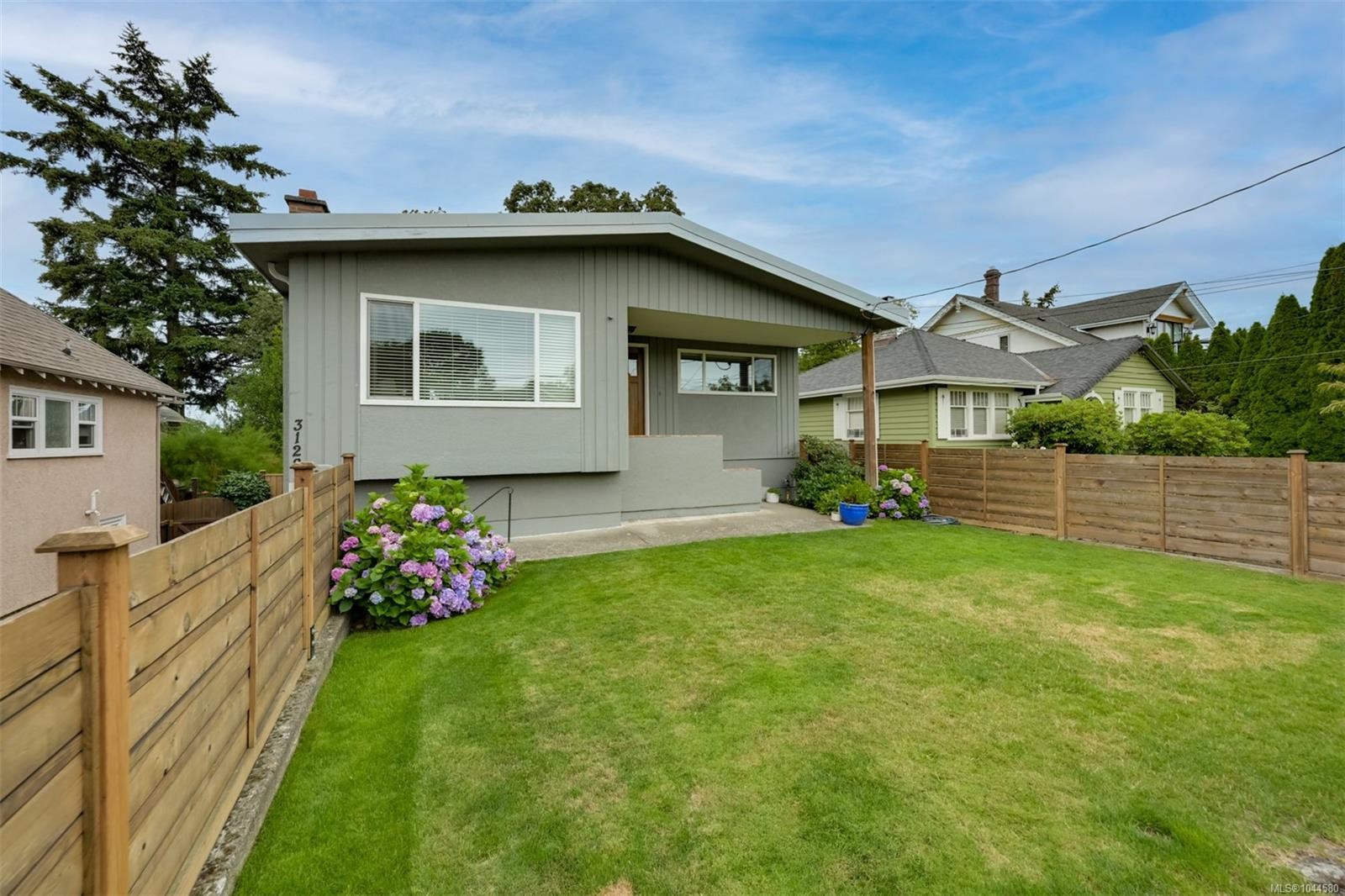 3128 Quadra St, Victoria, BC